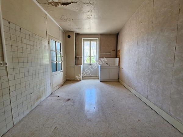 Vaste maison de village avec un agréable jardin proche des commodités avec possibilité de 4 chambres