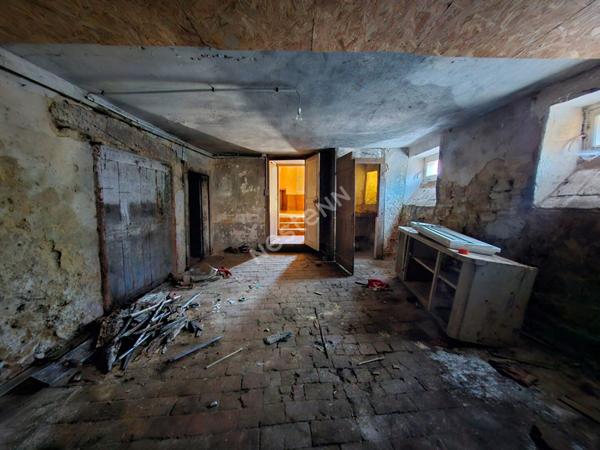 Vaste maison de village avec un agréable jardin proche des commodités avec possibilité de 4 chambres