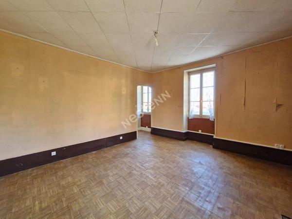 Vaste maison de village avec un agréable jardin proche des commodités avec possibilité de 4 chambres