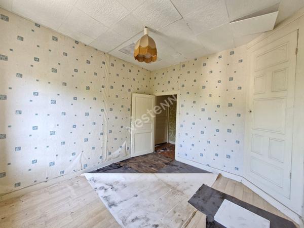 Vaste maison de village avec un agréable jardin proche des commodités avec possibilité de 4 chambres