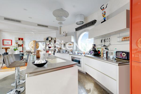 Exclusivité - Face à l'Hippodrome de Saint-Cloud - Comme une Maison - Terrasse - Cave - Parkings - Piscine