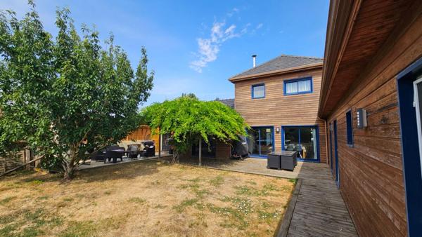 Houdan 3 mn / Maison familiale ossature bois de 195 m2 avec dépendances et piscine