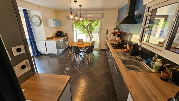 Houdan 3 mn / Maison familiale ossature bois de 195 m2 avec dépendances et piscine