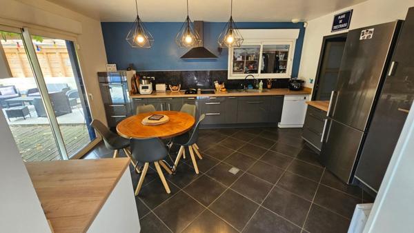 Houdan 3 mn / Maison familiale ossature bois de 195 m2 avec dépendances et piscine