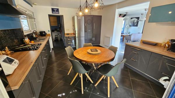 Houdan 3 mn / Maison familiale ossature bois de 195 m2 avec dépendances et piscine