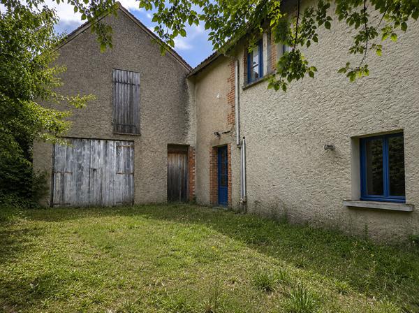 Ensemble immobilier avec fort potentiel à Dangé-Saint-Romain [REF. 7032]