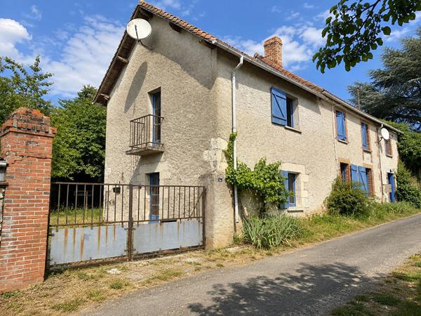 Ensemble immobilier avec fort potentiel à Dangé-Saint-Romain [REF. 7032]