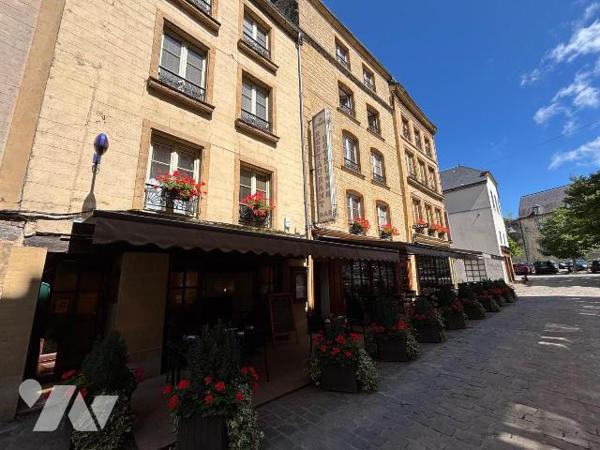Au pied du château fort de Sedan, murs et fond de commerce d' une institution située dans les A...