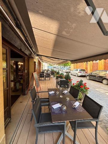 Au pied du château fort de Sedan, murs et fond de commerce d' une institution située dans les A...