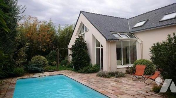NANTES ZOLA DERVALLIERES Maison d’architecte de 210 m2 avec piscine sur belle parcelle arborée 