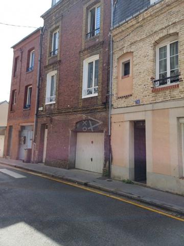 Proximité centre ville Dieppe .Immeuble de 3 Logements Meublé et un garage loué à l'année