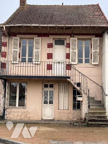 Maison de bourg à rénover avec garage et dépendances