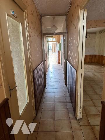 Maison de bourg à rénover avec garage et dépendances