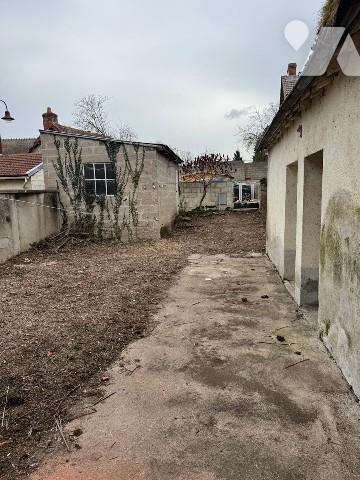 Maison de bourg à rénover avec garage et dépendances