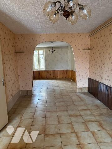 Maison de bourg à rénover avec garage et dépendances