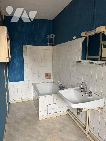 Maison de bourg à rénover avec garage et dépendances