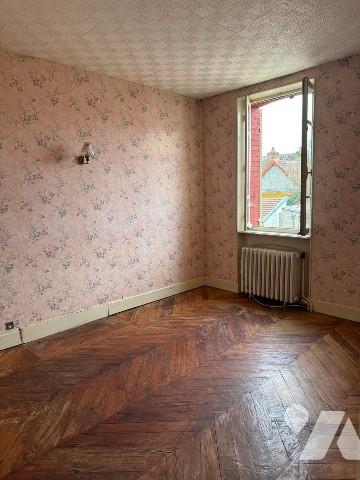 Maison de bourg à rénover avec garage et dépendances