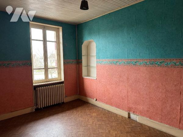 Maison de bourg à rénover avec garage et dépendances