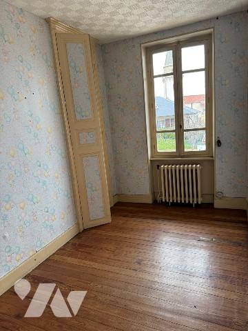 Maison de bourg à rénover avec garage et dépendances