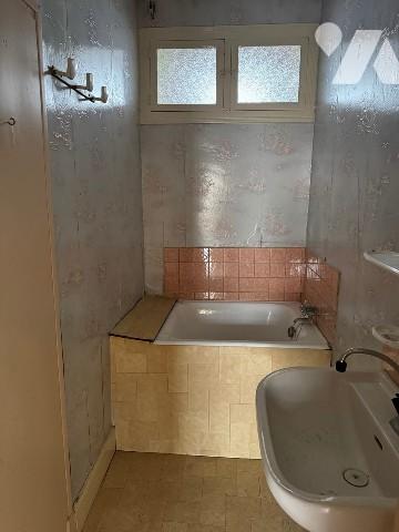 Maison de bourg à rénover avec garage et dépendances