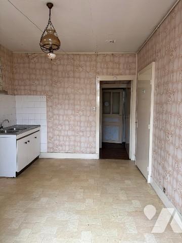 Maison de bourg à rénover avec garage et dépendances