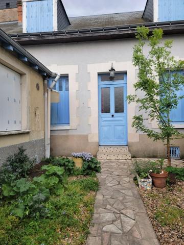 Maison de ville avec cour au cœur de Tours et potentiel intérieur !