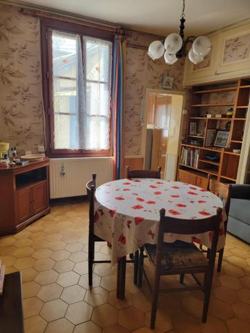 Maison de ville avec cour au cœur de Tours et potentiel intérieur !