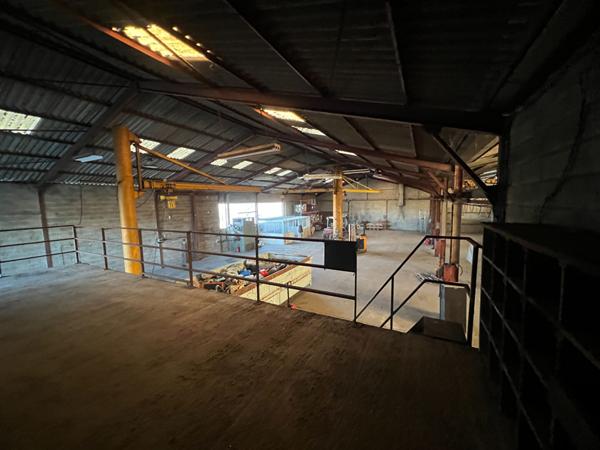 VOUILLE - ENTREPÔT - LOCAL INDUSTRIEL - 810m²