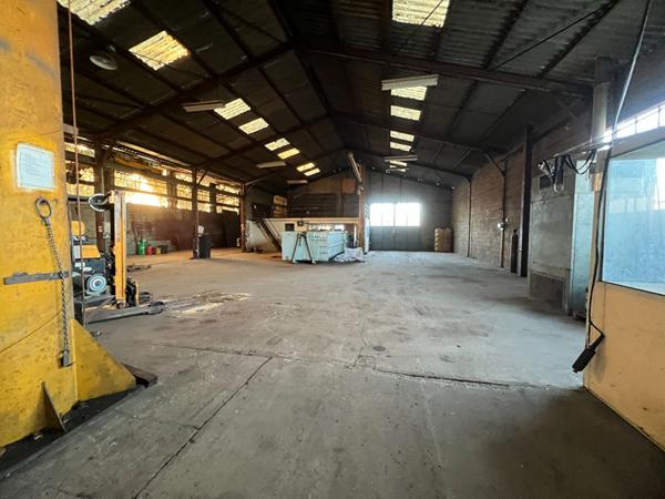 VOUILLE - ENTREPÔT - LOCAL INDUSTRIEL - 810m²