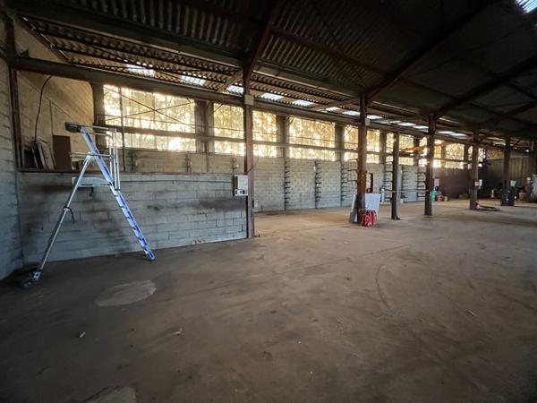 VOUILLE - ENTREPÔT - LOCAL INDUSTRIEL - 810m²