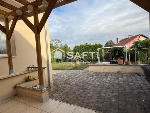 Maison familiale de 136m2 avec jardin et terrasse.