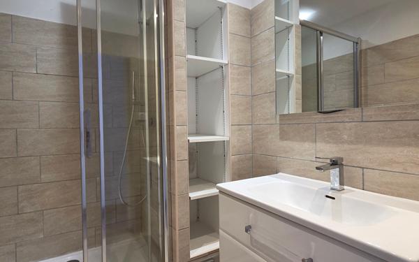 Appartement à vendre    3 pièces • 68,09 m2 Marseille 10