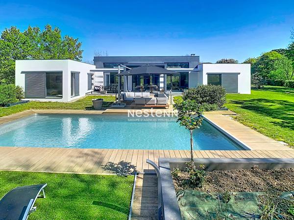 Demeure contemporaine de 228m²  5 chambres et piscine avec terrain de 6273m²