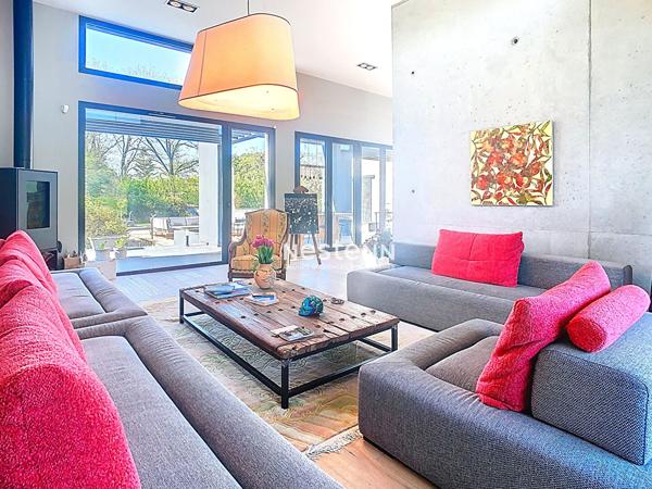 Demeure contemporaine de 228m²  5 chambres et piscine avec terrain de 6273m²