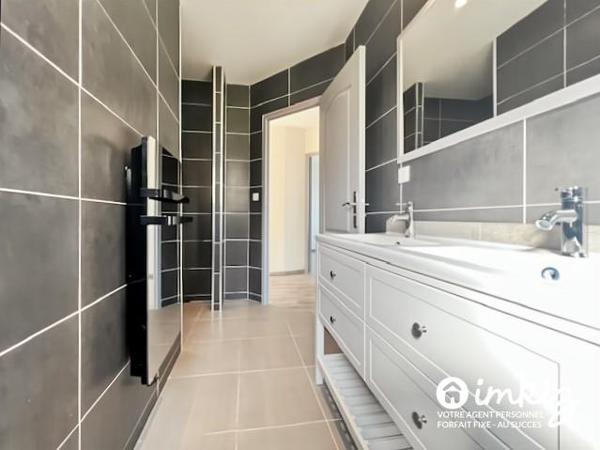 Maison 6 pièces de 119m² rénovée avec jardin.