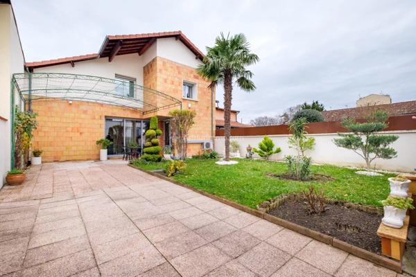Vente                                                      Maison
                        
                     6 pièces                      147 m2                     à Villeurbanne