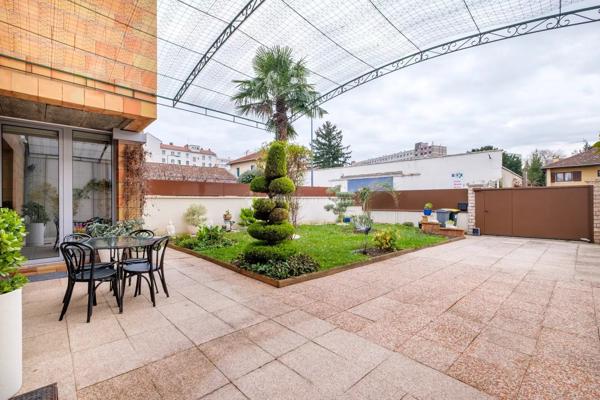 Vente                                                      Maison
                        
                     6 pièces                      147 m2                     à Villeurbanne