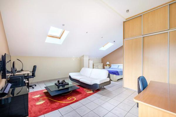 Vente                                                      Maison
                        
                     6 pièces                      147 m2                     à Villeurbanne