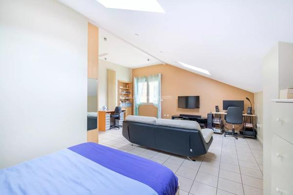 Vente                                                      Maison
                        
                     6 pièces                      147 m2                     à Villeurbanne