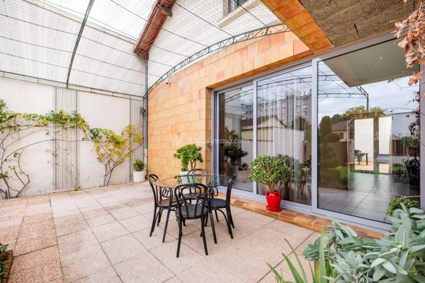 Vente                                                      Maison
                        
                     6 pièces                      147 m2                     à Villeurbanne