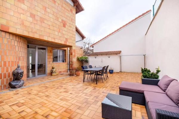 Vente                                                      Maison
                        
                     6 pièces                      147 m2                     à Villeurbanne