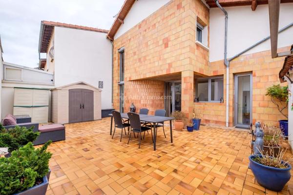Vente                                                      Maison
                        
                     6 pièces                      147 m2                     à Villeurbanne