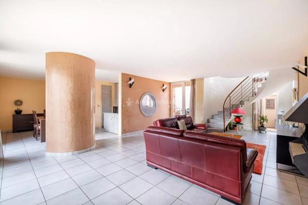 Vente                                                      Maison
                        
                     6 pièces                      147 m2                     à Villeurbanne