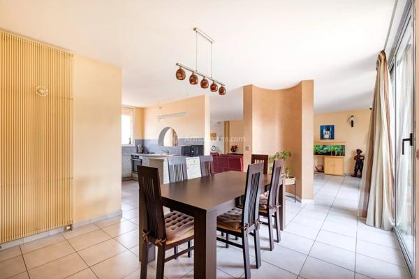 Vente                                                      Maison
                        
                     6 pièces                      147 m2                     à Villeurbanne