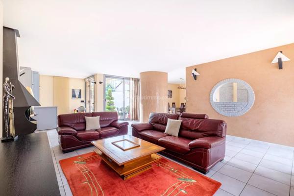 Vente                                                      Maison
                        
                     6 pièces                      147 m2                     à Villeurbanne