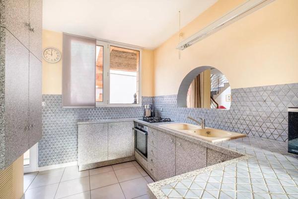 Vente                                                      Maison
                        
                     6 pièces                      147 m2                     à Villeurbanne