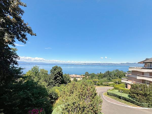 Superbe T3 modifiable en T4 de 100 m2 a EVIAN avec vue imprenable sur le lac Leman