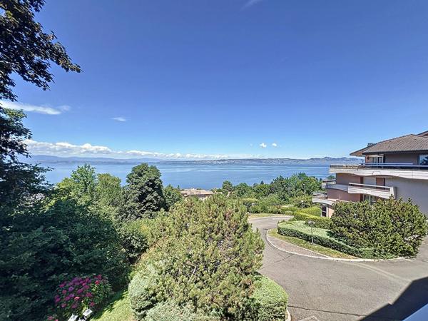 Superbe T3 modifiable en T4 de 100 m2 a EVIAN avec vue imprenable sur le lac Leman