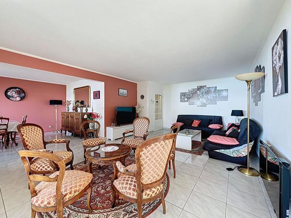 Superbe T3 modifiable en T4 de 100 m2 a EVIAN avec vue imprenable sur le lac Leman