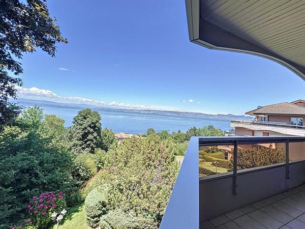 Superbe T3 modifiable en T4 de 100 m2 a EVIAN avec vue imprenable sur le lac Leman